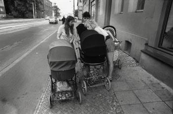 Straatbeeld, vrouwen met kinderwagens.; Foto Foto