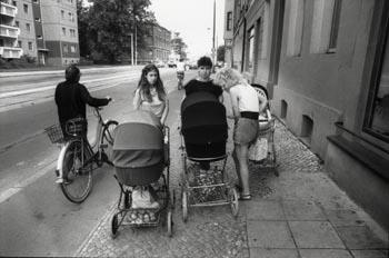 Straatbeeld, vrouwen met kinderwagens.; Foto Foto