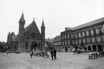 Het Binnenhof in Den Haag. Met de Ridderzaal en de fontein.; Foto Foto