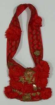 Een rood ornament met koperdraadversiering van kardinaal W.M. van Rossum CSsR; Pallium Pallium