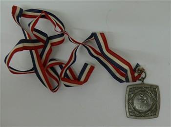 Medaille houdende een afbeelding van een verspringer.
Keerzijde met tekst: 'KPJ Int Kr Udenhout '83 2e Pr. H. Sen'.
Aan lint in de kleuren van de Nederlandse vlag; Medaille Medaille