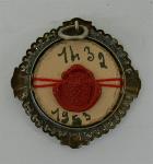 Ronde reliekhouder houdende een relikwie van de H. Joris, met tekst: 'S. Georg. mil. m.'
Binnenkant met tekst: '1h32 1953' en met waszegel houdende een wapenschild; Reliekhouder Reliekhouder