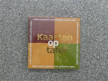 Kaartspel over geloofsvragen, in vierkante doos met tekst op voorkant en de zijkanten: 'Kaarten op tafel. Open kaart spelen over geloofsvragen'.
Aan de achterkant staan de gegevens over het spel, daarnaast de tekst: 'Een uitgave van Agape & Evangelische Omroep (P)+(C) Evangelische Omroep 2007'; Kaartspel Kaartspel