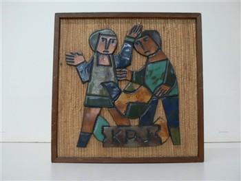 Wandplaat houdende een afbeelding in keramiek op een houten achtergrond van twee spelende kinderen, met tekst: 'K.P.J.'.
Achterkant met handtekening van de maker, met geschreven tekst: 'De maker = Henk Potters - Oisterwijk'; Wandplaat Wandplaat