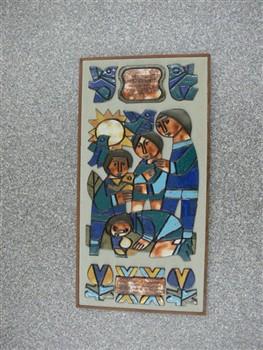 Wandplaat houdende een afbeelding van spelende kinderen, met teksten: 'Het hart van de wereld klopt verder zonder ophouden. Dit hart heet: jeugd', en 'Aan Mevr. M. J. E. van Weert-Gaalman Nederlandse Gidsen Zuid Holland Herfst 1971'.
Achterkant met diverse geografische aantekeningen; Wandplaat Wandplaat