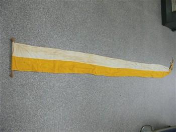 Langwerpige wimpel, in twee staartpunten eindigend en aan houten stok; Wimpel Wimpel