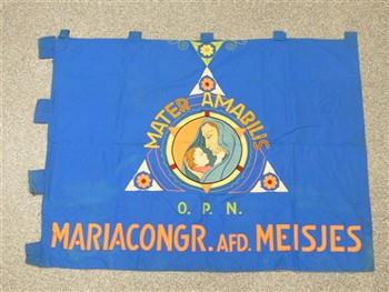 Vaandel van textiel houdende een afbeelding van Maria met Kind en vier bloemen, met tekst: 'Mater Amabilis o.p.n. Mariacongr. afd. Meisjes'; Vaandel Vaandel