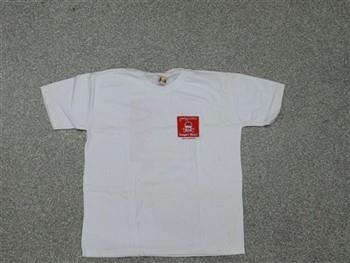 T-shirt van textiel houdende een afbeelding van een doodshoofd met tekst: 'Danger!! Mines!! 1993 Cambodia' en Cambodjaanse tekst. De afbeelding staat in grotere vorm op de achterkant; T-Shirt T-Shirt