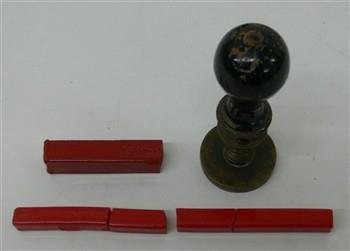 Lakstempel met stroken lak van het dispuut M.E.D.U.S.A., onderdeel van Sanctus Thomas Aquinas. Met tekst op beeldmerk: 'Schouten &Co Amsterdam Tel 35654' en vrouwenhoofd op het stempelvlak en tekst in spiegelschrift.
Eén strook lak met tekst: 'Talens'. Eén strook lak met tekst: 'Gimbo'.
In doos met tekst: 'Lakstempellak'; Lakstempel Lakstempel