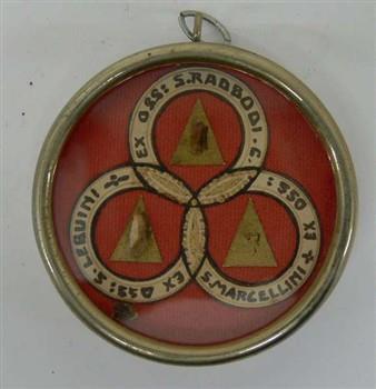 Reliekhouder houdende botfragmenten van de heiligen Radboud, Lebuïnus en Marcellinus. Aan haakje; Reliekhouder Reliekhouder