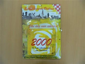 In plastic verpakte scheurkalender houdende afbeeldingen van aquarellen van een dorp en bomen, met tekst: 'Buiten leven in Brabant',  '2000 De beste scheurkalender van Nederland uitgave: Omroep Brabant en ZLTO'.
Achterkant met diverse wervende teksten; Kalender Kalender