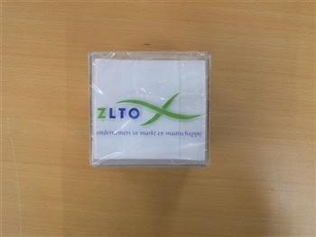 Vierkante doos met notitieblok houdende het embleem van de Zuidelijke Land- en Tuinbouworganisatie, met tekst: 'ZLTO ondernemers in markt en maatschappij'. In cellofaan; Notitieblok Notitieblok