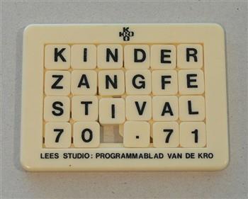 Schuifpuzzel 'Kinderzangfestival 70-71'. Met onderschrift 'Lees Studio: programmablad van de KRO'; Schuifpuzzel Schuifpuzzel