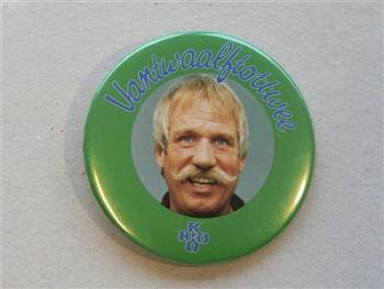 Button 'Van Twaalf tot Twee' houdende een afbeelding van Ted de Braak; Button Button