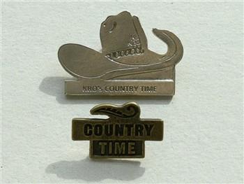 Twee speldjes. Eén speld in de vorm van een cowboyhoed met tekst 'KRO's Country Time'. Eén speld met tekst 'Country Time'; Speldje Speldje