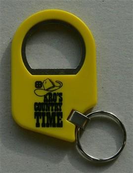 Sleutelhanger met flessenopener houdende een afbeelding van een cowboyhoed. Met tekst 'KRO's Country Time'; Sleutelhanger Sleutelhanger