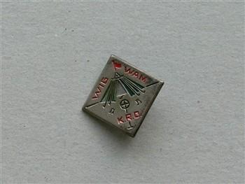 Speld ruitvormig met tekst 'Wigwam K.R.O.'; Speldje Speldje