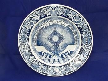 Bord met tekst 'Xvii-Congressus Eucharisticus Intern. Amstelodami 22-27 juli 1924'. Keerzijde met tekst 'Ter herinnering aan het Eucharistisch Congres gehouden te Amsterdam 22-27 juli 1924', stempel met tekst 'Petrus Regout & Co Maastricht'; Gedenkbord Gedenkbord