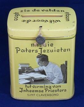 Collectebusje met tekst op de bovenzijde 'Zie de velden staan wit voor de oogst', voorzijde 'Missie Paters Jezuieten tot vorming van Inheemse Priesters Sint Claverbond' en achterzijde 'Dit busje is het eigendom van de St. Claverbond...'. Met zegel; Collectebus Collectebus