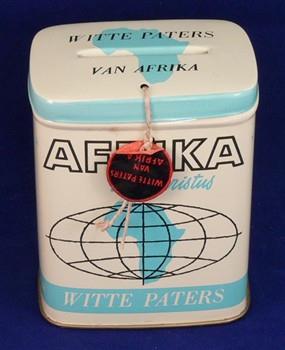 Collectebusje met tekst op de bovenzijde 'Witte Paters van Afrika', voorzijde 'Afrika voor Christus Witte Paters', zijkant 'Afrika ook uw taak', achterzijde 'Witte Paters van Afrika...., Afrika voor Christus'. Met zegel met tekst 'Witte Paters van Afrika'; Collectebus Collectebus