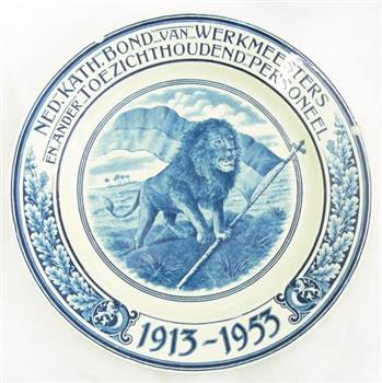 Bord met tekst 'Ned. Kath. Bond van Werkmeesters en ander Toezichthoudend Personeel' en jaartal '1913-1953'. Op de achterzijde tekst 'Societé Céramique Maastricht Holland'; Gedenkbord Gedenkbord