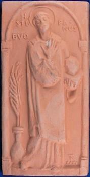 Plaquette houdende een afbeelding van H. Stefanus met attributen steen, boek en vaas met martelaarspalm. Met tekst 'H. Stefanus BVO' (Bid voor ons). Rechtsonder monogram 'TA XXXXV'. Op de achterkant stempel met tekst 'Triangel Tegelen Holland'; Plaquette Plaquette