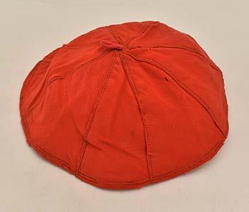 Een rode kalot van kardinaal W.M. van Rossum CSsR; Bonnet Bonnet