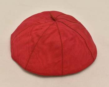 Een rode kalot van kardinaal W.M. van Rossum CSsR; Bonnet Bonnet