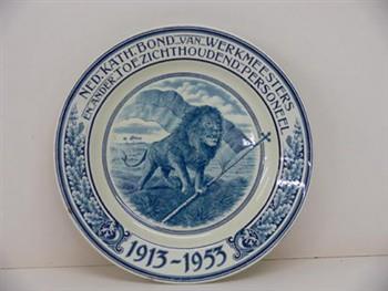 Aardewerk bord vervaardigd bij gelegenheid van het 40-jarig bestaan van de Ned. Kath. Bond van Werkmeesters en ander Toezichthoudend Personeel Sint Joannes de Doper; Gedenkbord Gedenkbord