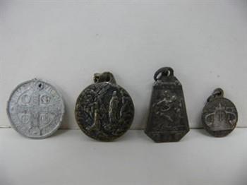 Benedictusmedaille met tekst op voorzijde: 'Eius in obitu nostro praesentia muniamur' en teksten op achterzijde: 'C.S.P.B.', 'PAX', 'C.S.S.M.L.', 'N.D.S.M.D.' en 'V.R.S. N.S.M.V. S.M.Q.L. I.V.B.' en medailles houdende afbeeldingen van paus Pius XII, Maria en Bernadette Soubirous, Sint Christoffel, met tekst: 'Ik ben een katholiek, in doodsgevaar verlang ik een priester'; Medaille Medaille