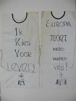 Schorten met teksten op voorzijde: 'Ik kies voor leven' en 'Europa moet kernwapenvrij' en teksten op achterzijde: 'Vastberaden zij aan zij', en 'Overleven is geen leven'; Schort Schort