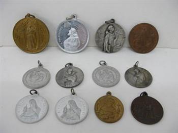 Elf medailles en een legpenning houdende afbeeldingen van Sint Antonius van Padua, Sint Franciscus van Assisi, Sint Clara van Assisi, paus Pius XI, Sint Agnes van Assisi, Sint Margaretha van Cortona en een altaar. Met teksten; Medaille Medaille
