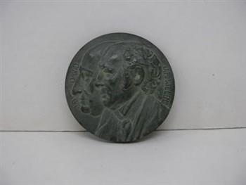 Legpenning houdende een afbeelding van J.B. David en J.F. Willems. Met op deachterzijde een afbeelding van de Vlaamse Academie voor Taal en Letterkunde. Met tekst: 'De Koninklijke Vlaamsche Academie voor Taal en Letterkunde door Z.M. Koning Leopold II gesticht. 1886-1936'; Legpenning Legpenning