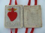 Scapulier houdende afbeeldingen van Jezus aan het kruis, het H. Hart van Jezus en het H. Hart van Jezus met twee biddende engelen. Met teksten: 'Ste. Passion de N.S. Jésus-Christ, sauvez- nous', 'Arrête! Le Coeur de Jésus est là!' en 'Sacrés Coeurs de Jésus et de Marie, protégez-nous'; Scapulier Scapulier