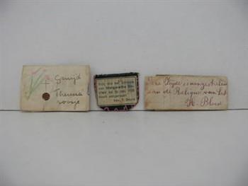 Drie reliekomslagen houdende relieken van Margaretha Sinclair, Heilige Theresia en het H. Bloed; Reliekomslag Reliekomslag