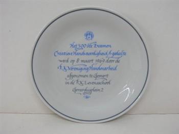 Gedenkbordje, met tekst: 'R.K. Ver. Handenarbeid. Het 300ste Examen Creatieve Handvaardigheid A-Gedeelte werd op 8 maart 1969 door de R.K. Handenarbeid afgenomen te Gemert in de R.K. Levensschool Gerardusplein 2'; Gedenkbord Gedenkbord