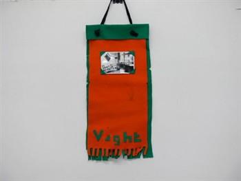 Vaandel houdende een foto van een kantoor. Met tekst: 'Vught'; Vaandel Vaandel