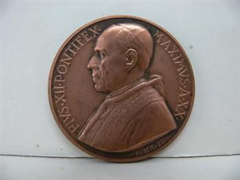 Legpenning houdende afbeeldingen van paus Pius XII en personen in aanbidding. Met tekst op de voorzijde: 'Pius XII Pontifex Maximus A XX'. Met tekst op de achterzijde: 'Apostolica Sedes Uniu Expositionem Bruxellensem Participat. MCMLVIII'. In envelop houdende een afbeelding van het pauselijk wapen; Legpenning Legpenning