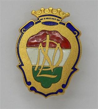 Speld houdende een afbeelding van een kroon. Met tekst: 'NDL'
Keerzijde met tekst: 'Lorioli Fratelli Milano 121' en 'A.E., Lorioli Milano'; Speldje Speldje