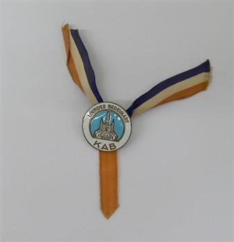 Medaille houdende een afbeelding van de kathedraal van Lourdes. Met tekst: 'Lourdes bedevaart KAB'. Met lint; Medaille Medaille