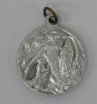 Medaille houdende een afbeelding van Bernadette Soubirous, met tekst: 'Ste Bernadette priez pour nous'.
Keerzijde houdende een afbeelding van Bernadette Soubirous bij de grot van Lourdes; Medaille Medaille