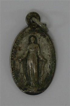 Medaille houdende een afbeelding van Maria, met tekst: 'O Maria sine labeo concepta pro nobis ad te recurrentibus ora'
Keerzijde houdende een afbeelding van het Mariakruis en twee harten daaronder; Medaille Medaille