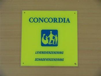 Reclamebord houdende een gestileerde afbeelding van een gezin, met tekst: 'Concordia levensverzekering schadeverzekering'; Reclamebord Reclamebord