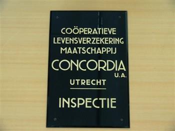 Verwijsbord met tekst: 'Coöperatieve levensverzekeringsmaatschappij Concordia u.a. Utrecht Inspectie'; Verwijsbord Verwijsbord