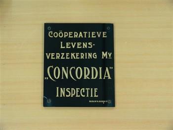 Verwijsbord met tekst: 'Coöperatieve Levensverzekeringsmy. Concordia Inspectie Bouvy Dordt'; Verwijsbord Verwijsbord