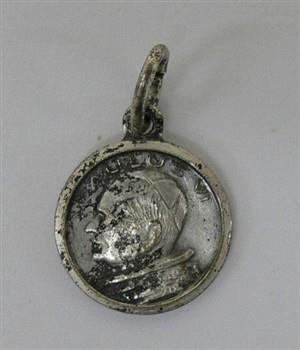 Medaille houdende een afbeelding van paus Paulus VI, met tekst: 'Paulus VI'.
Keerzijde houdende een afbeelding van de H. Christoffel, die een Kind over een rivier draagt; Medaille Medaille