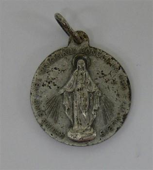 Medaille houdende een afbeelding van Maria Onbevlekte Ontvangenis, met tekst: 'Regina sine labe originali concepta ora pro nobis'.
Keerzijde houdende een afbeelding van een biddende persoon, met tekst: 'S. Angela Merici'; Medaille Medaille