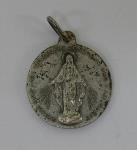 Medaille houdende een afbeelding van Maria Onbevlekte Ontvangenis, met tekst: 'Regina sine labe originali concepta ora pro nobis'.
Keerzijde houdende een afbeelding van een biddende persoon, met tekst: 'S. Angela Merici'; Medaille Medaille
