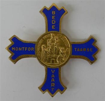 Speld in de vorm van een gelijkarmig kruis houdende een afbeelding van Maria met Kind, met tekst: 'Koningin der Harten'.
Keerzijde met tekst: 'Penin Lyon'; Speldje Speldje