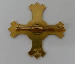 Speld in de vorm van een gelijkarmig kruis houdende een afbeelding van Maria met Kind, met tekst: 'Koningin der Harten'.
Keerzijde met tekst: 'Penin Lyon'; Speldje Speldje